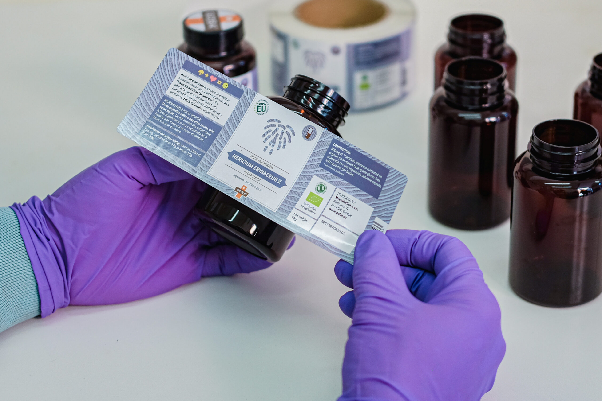 lonček z nalepko Hericium erinaceus