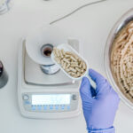 polnjenje kapsul v laboratoriju