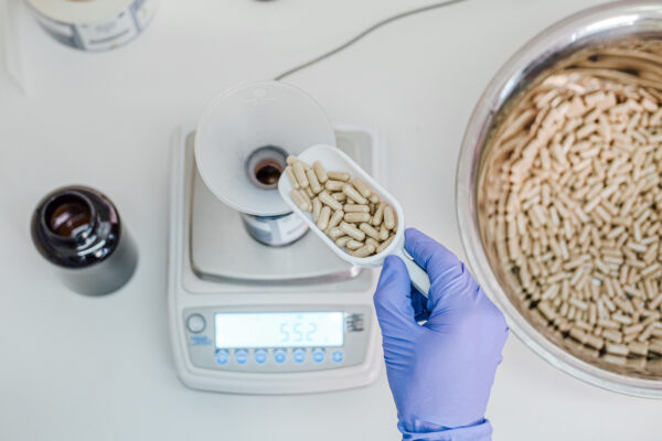 polnjenje kapsul v laboratoriju