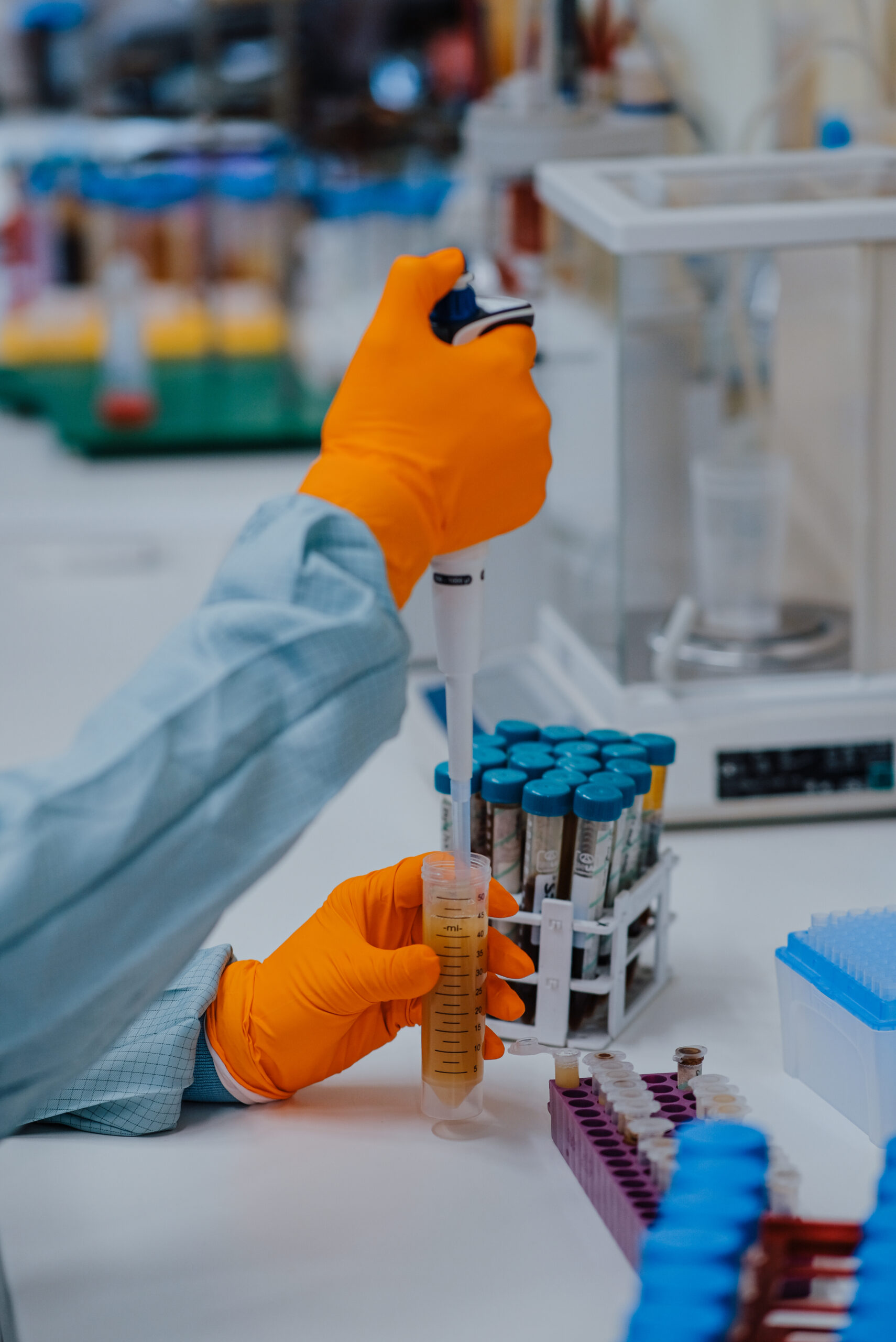 priprava tinkture v laboratoriju